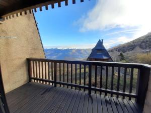 a balcony with a view of the mountains at Appartement Saint-Lary-Soulan, 2 pièces, 4 personnes - FR-1-457-303 in Saint-Lary-Soulan