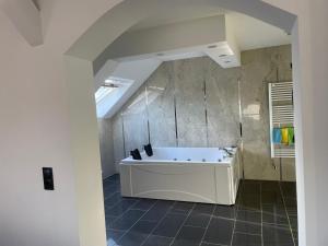uma casa de banho com banheira num quarto em Penthouse wohnung ultra exlusive em Duisburg