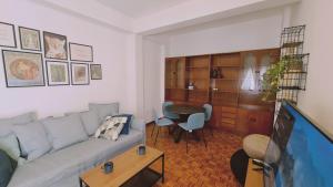 sala de estar con sofá y mesa en STAY Antique Apartment en Lárnaca