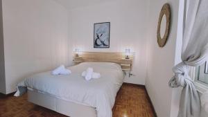 1 dormitorio con 1 cama con 2 toallas en STAY Antique Apartment en Lárnaca