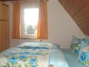 uma cama num quarto com uma janela em Zum Hecht, FeWo Spitzberg em Herrnhut