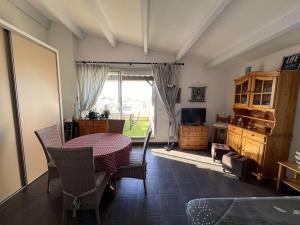 Televízia a/alebo spoločenská miestnosť v ubytovaní T2 cabine avec terrasse, parking et animaux acceptés à 100m de la plage - FR-1-702-38
