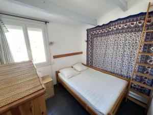 Posteľ alebo postele v izbe v ubytovaní T2 cabine avec terrasse, parking et animaux acceptés à 100m de la plage - FR-1-702-38