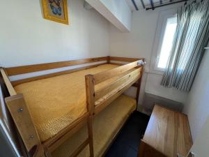 Posteľ alebo postele v izbe v ubytovaní T2 cabine avec terrasse, parking et animaux acceptés à 100m de la plage - FR-1-702-38