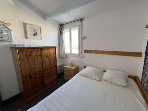 Posteľ alebo postele v izbe v ubytovaní T2 cabine avec terrasse, parking et animaux acceptés à 100m de la plage - FR-1-702-38