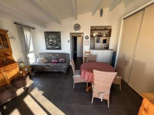 Posedenie v ubytovaní T2 cabine avec terrasse, parking et animaux acceptés à 100m de la plage - FR-1-702-38