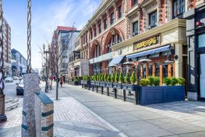 een straat met een winkel aan de zijkant van een gebouw bij Back Bay 1br w gym rooftop nr shopping BOS-926 in Boston