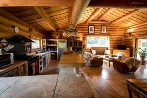 a kitchen and living room in a log cabin at Casa Laricciu in Figari