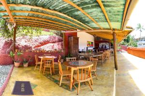 ein Restaurant mit Tischen und Stühlen auf einer Terrasse in der Unterkunft Pousada Pedra Alta in Itacaré
