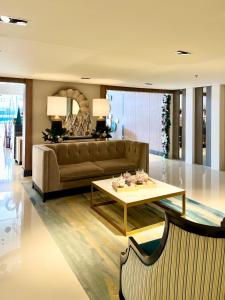 uma sala de estar com um sofá e uma mesa de centro em Spacious Unit with City View at Iloilo Business Park em Iloilo