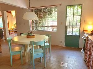 a kitchen and dining room with a table and chairs at Casa.Colibri.LaCumbre in La Cumbre