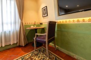 加德滿都的住宿－Seto Ghar Hotel，一张小桌子的椅子