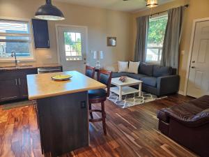cocina y sala de estar con sofá y mesa en THURBER HOUSE en Duncan