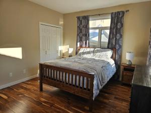 Łóżko lub łóżka w pokoju w obiekcie THURBER HOUSE