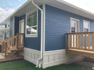 Casa azul con porche y terraza en THURBER HOUSE en Duncan