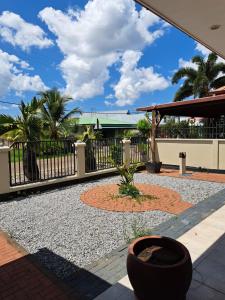 un patio con una valla y un jardín en Elementz Villa, en Paramaribo