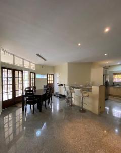 een keuken en eetkamer met een tafel en stoelen bij Elementz Villa in Paramaribo