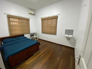 sypialnia z łóżkiem i umywalką w obiekcie Elementz Villa w mieście Paramaribo