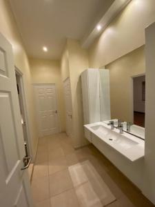 een badkamer met een wastafel en een spiegel bij Elementz Villa in Paramaribo