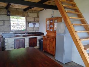 cocina con nevera blanca y escalera en Boschfontein Mountain Lodge, en Ficksburg