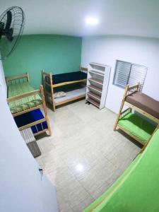 Habitación con 3 literas en una habitación en Sítio Elo Perdido Guararema en Guararema