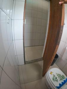 uma casa de banho com um chuveiro e um WC. em Sítio Elo Perdido Guararema em Guararema