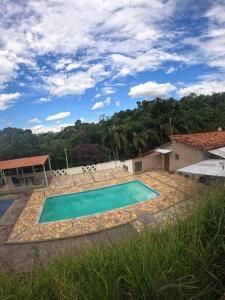 uma piscina no meio de um quintal em Sítio Elo Perdido Guararema em Guararema