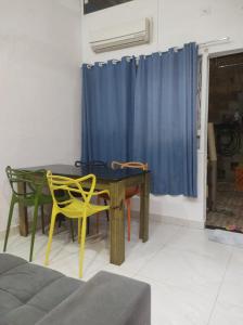 - une salle à manger avec une table et des chaises en bois dans l'établissement Casa Toque toque pequeno, à São Sebastião