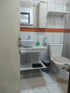 La salle de bains est pourvue d'un lavabo et de toilettes. dans l'établissement Casa Toque toque pequeno, à São Sebastião