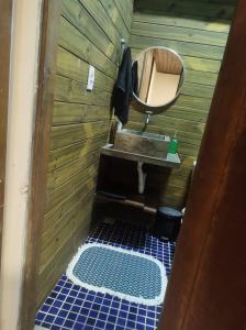 uma casa de banho com um lavatório e um espelho em Casa Toque toque pequeno em São Sebastião