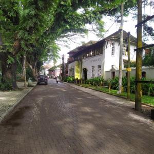 Eine Straße in einer Stadt mit einem weißen Gebäude in der Unterkunft Sundance Beach Villa Dorms in Kochi
