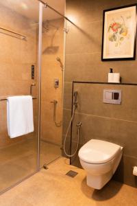 uma casa de banho com um chuveiro e um WC. em Dutch Manor Boutique Hotel em Cochin