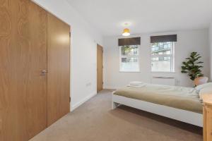 Postel nebo postele na pokoji v ubytování Spacious Clapham Apartments