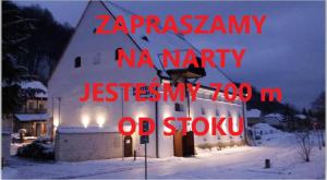 un cartello sul lato di un edificio nella neve di Hotel Spichlerz Pierwszy SPA & WELLNESS a Kazimierz Dolny