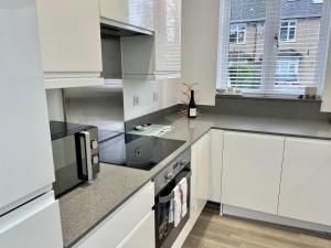 Een keuken of kitchenette bij Pass the Keys Stylish Unique 2 Bed Duplex Apartment with Parking