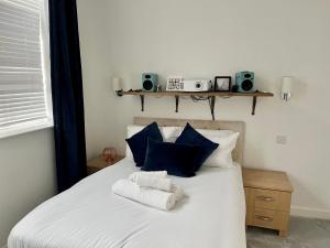 Una cama o camas en una habitación de Pass the Keys Stylish Unique 2 Bed Duplex Apartment with Parking