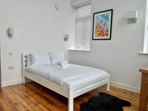 Een bed of bedden in een kamer bij Pass the Keys Stylish Unique 2 Bed Duplex Apartment with Parking