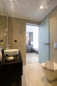 bagno con lavandino e servizi igienici di EcoHeaven Suites ad Amoudara Herakliou