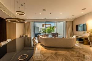 uma sala de estar com um sofá grande e uma mesa em Super Spacious 3BR with Maid's Room in Five Palm em Dubai