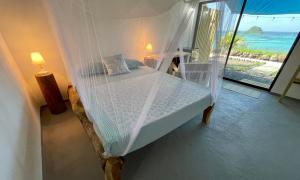 Blue في Clifton: غرفة نوم مع سرير وإطلالة على المحيط