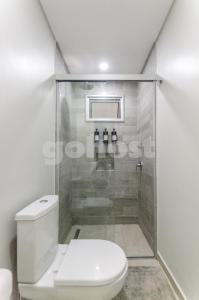 y baño con ducha y aseo. en Exceptional Apartment W Great Amenities, en Asunción