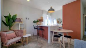 eine Küche und ein Wohnzimmer mit einem Tisch und Stühlen in der Unterkunft Arte no5 in Novigrad Istria