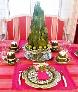 une table avec une pièce maîtresse d'ananas sur un tissu de table rose dans l'établissement Caserta, à Fontarrabie