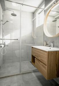 uma casa de banho com um chuveiro, um lavatório e um espelho. em 8th Hill em Plovdiv
