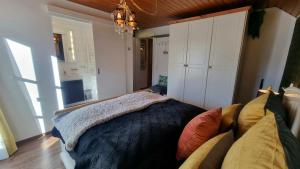 a living room with a couch and a chandelier at Landhaus Osborne in Obertraun