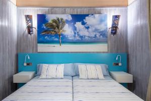 - une chambre avec un lit donnant sur une plage dans l'établissement Sa Teulada, à Santa Margalida 22 autres photos