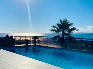 uma piscina com vista para o oceano em Superbe 2 pièces TERRASSE / PISCINE / VUE / PARKING em Nice