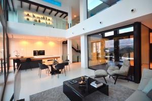 - un salon et une salle à manger décloisonnés avec une table et des chaises dans l'établissement Olivera Casa de lujo para 8 piscina en la terraza, à Búger