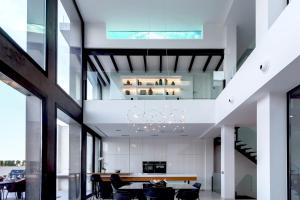 une salle à manger avec un lustre au plafond dans l'établissement Olivera Casa de lujo para 8 piscina en la terraza, à Búger