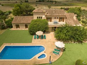 uma vista aérea de uma casa com piscina em La Forca - Lujosa villa con mucha privacidad em Santa Margalida